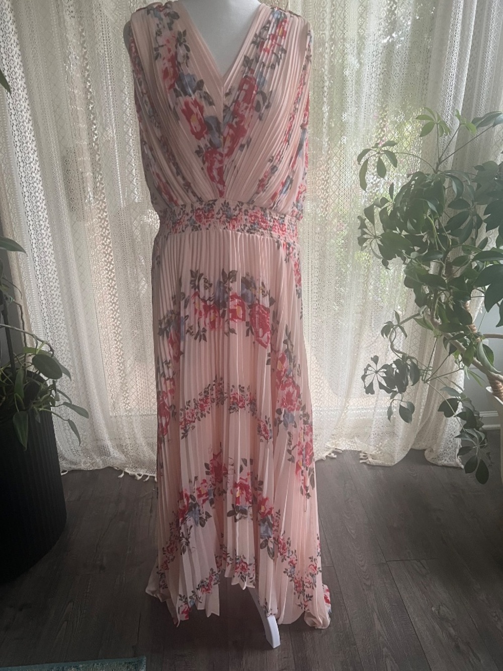 White House Black Market floral pleated v neck flowy dress - Picture 3 of 12